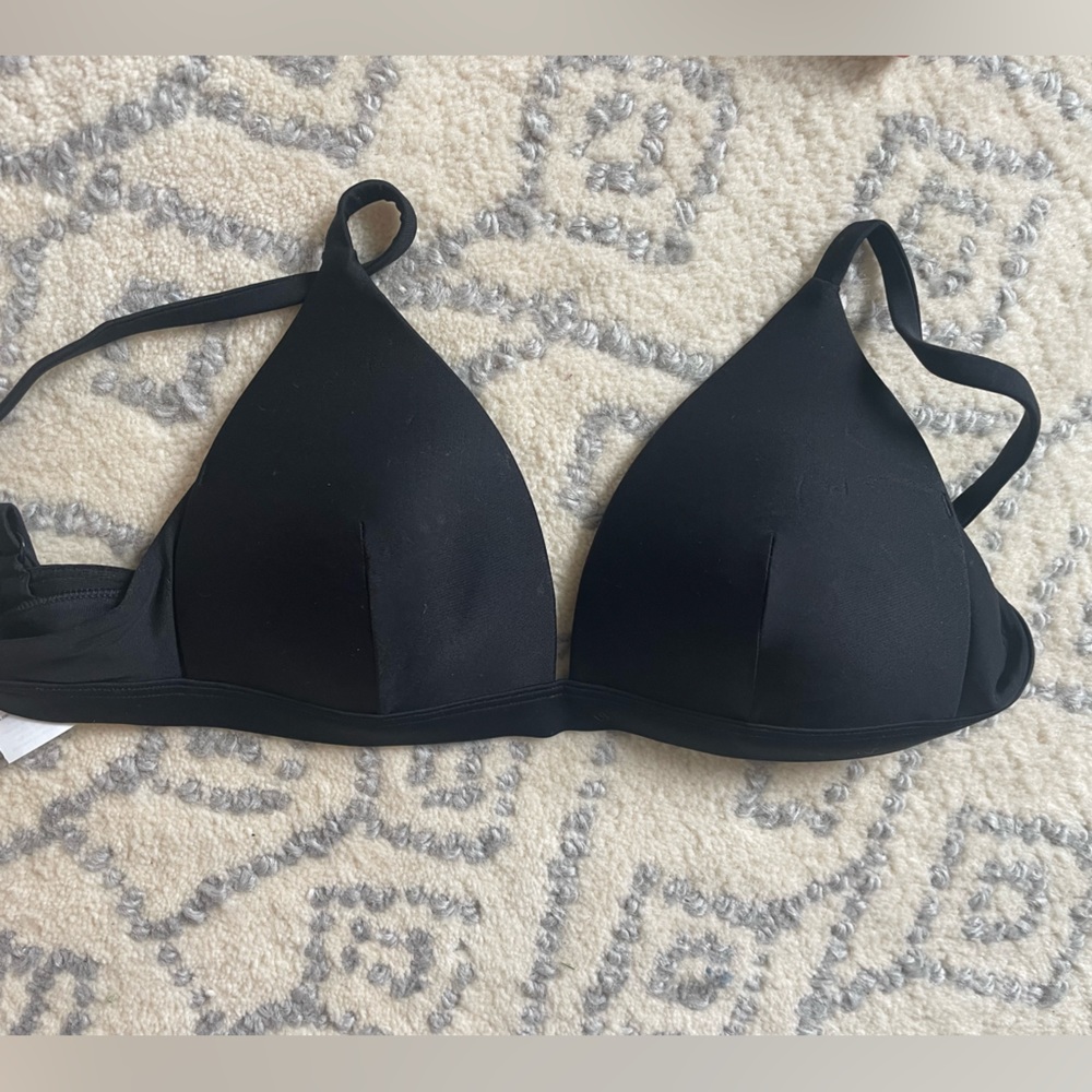 Lululemon black versatile bra/swimsuit top size 4! Perfect condition!